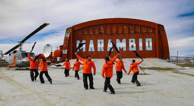 Abrigados. Los trajes tradicionales cambiaron por camperas naranjas.