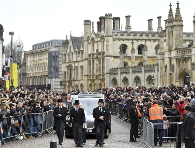Pompa. El cortejo fúnebre recorrió Cambridge