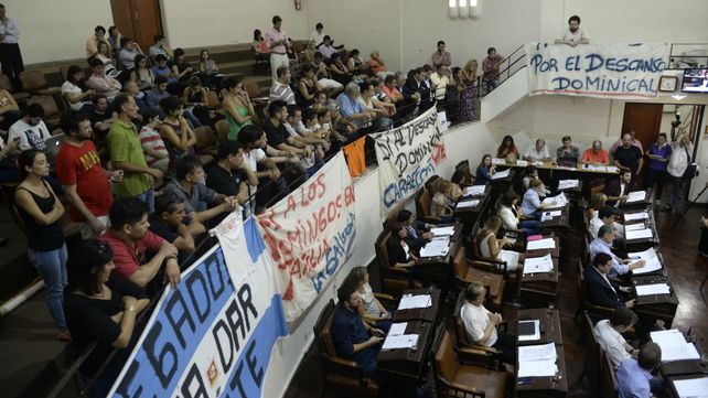 Los mercantiles piden respetar la ordenanza del descanso dominical.