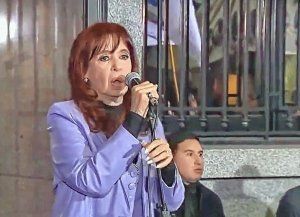Cristina Fernández le respondió a Javier Milei: Te van a sacar con chaleco de fuerza