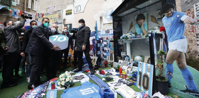 El presidente de Nápoli dejó flores para Maradona en un santuario de la ciudad