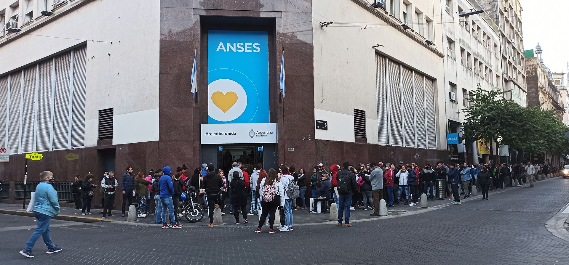 Largas colas frentes a las oficinas de la Ansés, abrirán al público este sábado, de 8 a 14, para atender a las personas que aún no hayan podido realizar la inscripción y tengan pendiente actualizar datos o presentar documentación personal para cobrar el refuerzo de ingresos de $18.000.