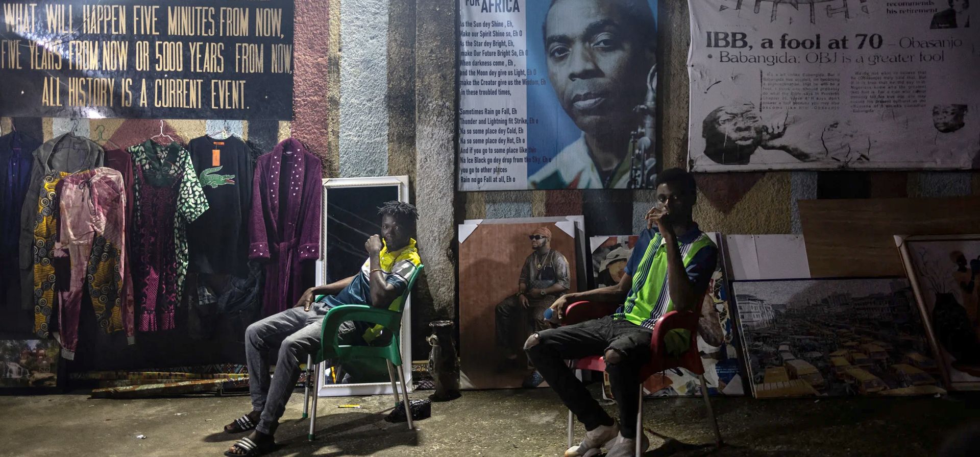 Los hombres se sientan junto a un póster de Fela Kuti, un músico y activista político nigeriano que es considerado el principal innovador del afrobeat, en la entrada del Santuario de Nueva Afrika durante la semana de Felabration en el distrito de Ikeja. Cada año, Lagos celebra el legado musical de Fela Kuti con una semana de conciertos en el legendario Santuario de Nueva Afrika, en el barrio obrero de Ikeja. Fotografía: Olympia de Maismont/AFP/Getty Images Los hombres se sientan junto a un póster de Fela Kuti, un músico y activista político nigeriano que es considerado el principal innovador del afrobeat, en la entrada del Santuario de Nueva Afrika durante la semana de Felabration en el distrito de Ikeja. Cada año, Lagos celebra el legado musical de Fela Kuti con una semana de conciertos en el legendario Santuario de Nueva Afrika, en el barrio obrero de Ikeja. Fotografía: Olympia de Maismont/AFP/Getty Images