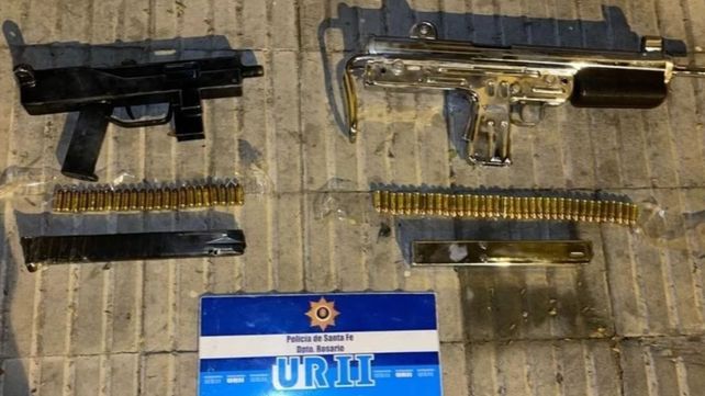 Encuentran un auto robado y descubren que adentro tenía dos ametralladoras