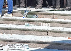 El día después del caos en la Legislatura, comenzaron los arreglos tras los destrozos