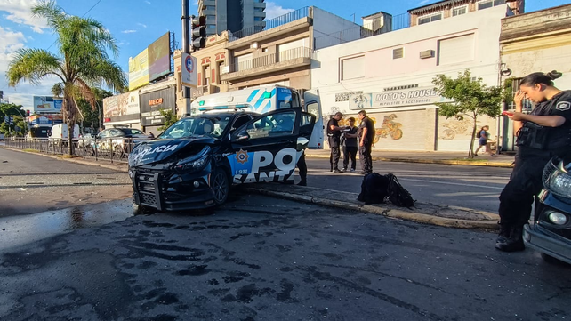 El patrullero de la Policía con importantes daños tras el choque en el cruce Alberdi y Junín