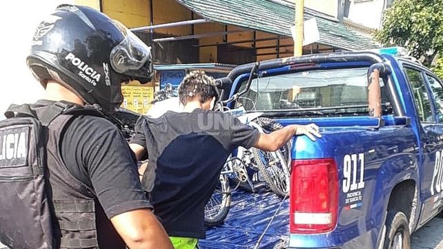 Un motochorro arrastró a una joven 20 metros para sacarle la cartera en barrio Constituyentes