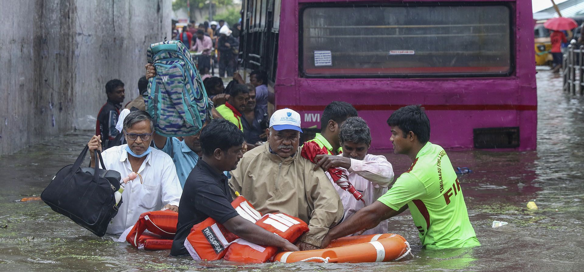 Un pasajero de un autobús que quedó atascado en un paso subterráneo que se inundó debido a las fuertes lluvias es rescatado por miembros del departamento de Bomberos y Rescate en Chennai, India, el martes 1 de noviembre de 2022.