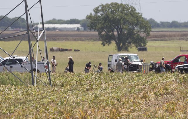 Pavoroso. Policías inspeccionan los restos de la barquilla calcinada (los caños del centro) en un vuelo turístico. &nbsp;