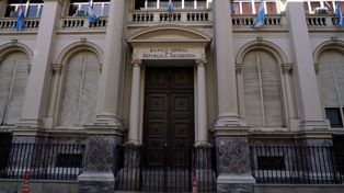 La política cambiaria del gobierno de Milei comienza a ser evaluada por el mercado.