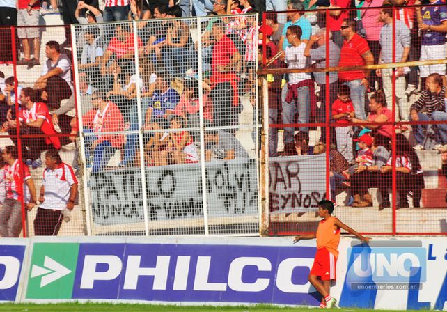 El hincha Decano también le rindió tributo al malogrado defensor. Foto UNO/Juan Manuel Hernández