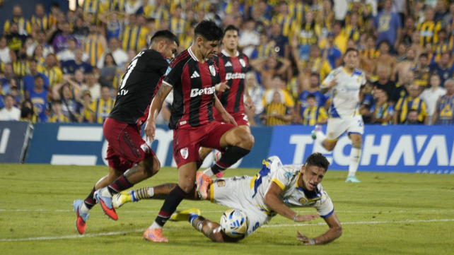 Piden penal pero esta vez no le dan. Cae Veliz en el área de River pero Tello dijo que se levante.