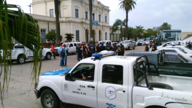 Operativo. La policía organizó los allanamientos en distintos barrios de Paraná.