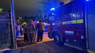 Un incendio destruyó tres viviendas precarias en Paraná y dejó a varias familias sin sus pertenencias