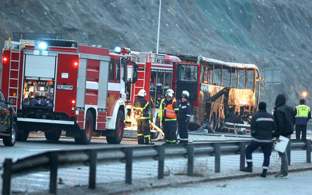 El ómnibus chocó contra un guardrail de una autopista y se prendió fuego.&nbsp;