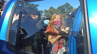Una mujer es detenida en la zona del Monumento a la Bandera por negarse a cumplir con las medidas sanitarias.