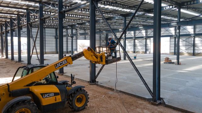 Esta inversión estratégica permite a Apache optimizar exponencialmente su capacidad de producción, satisfaciendo la creciente demanda interna de tractores como sembradoras y con el 50% del foco en la exportación. 