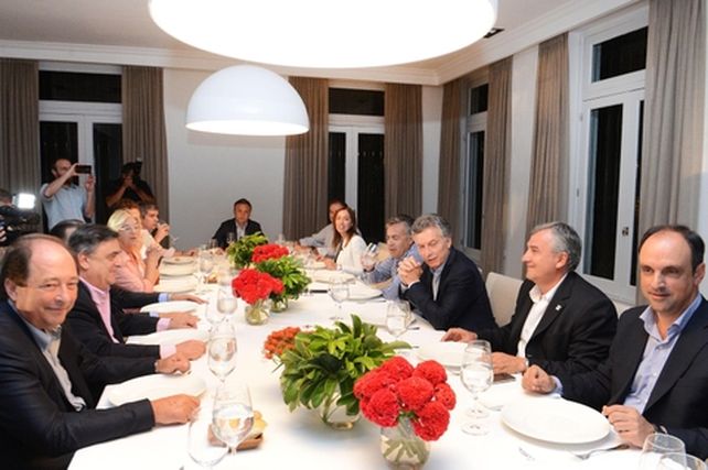 A la mesa. Macri agasajó a sus socios radicales con un asado.