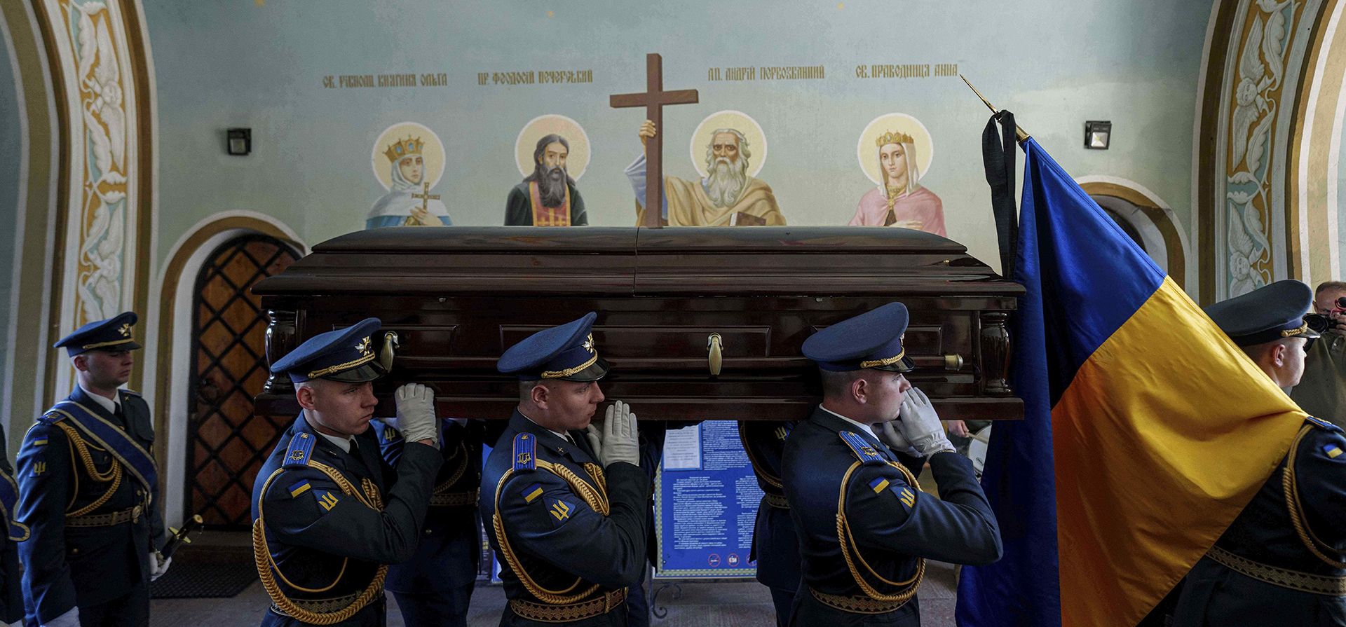 Una guardia de honor lleva el ataúd del piloto ucraniano del F-16 Maksym Ustymenko durante una ceremonia de despedida en Kiev, Ucrania, el jueves 3 de julio de 2025. (Foto AP/Evgeniy Maloletka) Una guardia de honor lleva el ataúd del piloto ucraniano del F-16 Maksym Ustymenko durante una ceremonia de despedida en Kiev, Ucrania, el jueves 3 de julio de 2025. (Foto AP/Evgeniy Maloletka)