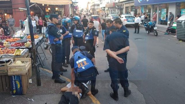 A un joven detenido por policías en el centro, le robaron dinero y una tarjeta