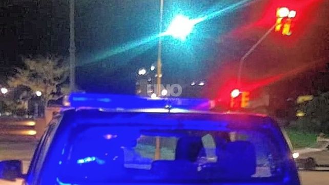 Apresaron a un hincha por agredir a varias personas, a vehículos y a la Policía en Bulevar Pellegrini