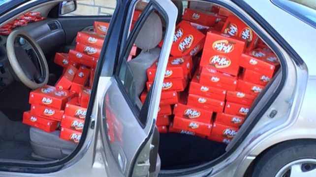 Le abren el auto para robarle un chocolate y la empresa le envía una súper  recompensa