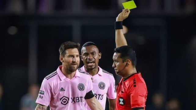 Lionel Messi recibe la tarjeta amarilla por una infracción.&nbsp;