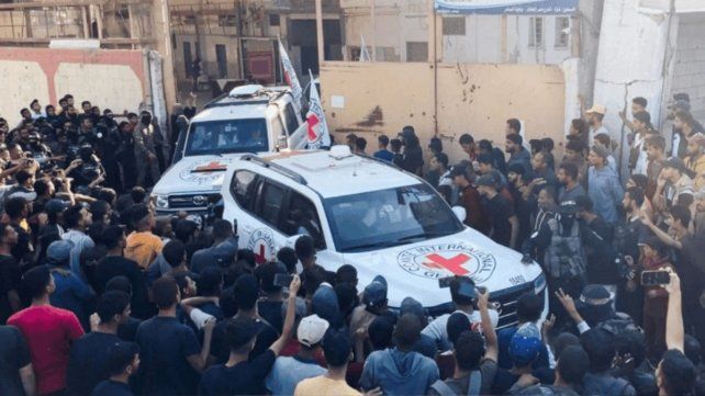 Las camionetas de Cruz Roja que traslado a los rehens liberados.&nbsp;