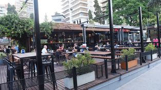Atardecer en VIP. Muchos rosarinos se vuelcan a los espacios gastonómicos junto al río.