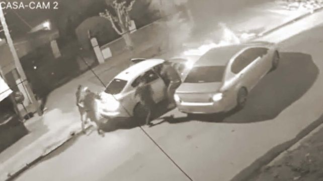 Video: una banda armada intercepta a una pareja y le roba el auto