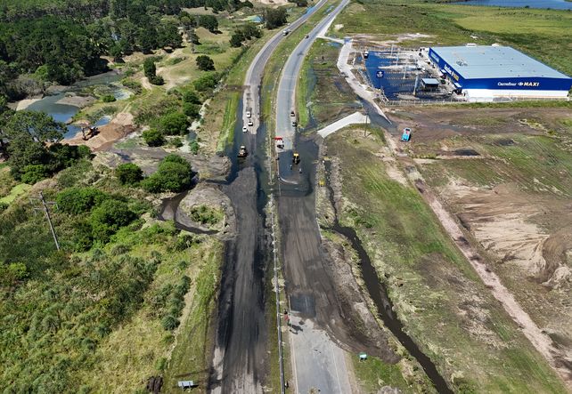 Ruta 11 inundada de materia fecal: un derrame cloacal obligó a cortar el tránsito entre Pinamar y Ostende