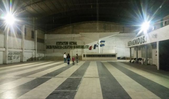 Una vecinal de Barranquitas vende pollos para pagar las facturas de luz y agua