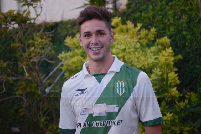 Pusula con la camiseta de Banfield. Firmó su primer contrato y fue cedido a préstamo