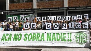 Científicos se movilizan en el Polo de Ciencia y Tecnología por la falta de inversión del Gobierno Nacional