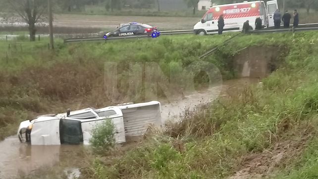 Volcó una camioneta oficial con tres policías y terminó dentro de una cuneta
