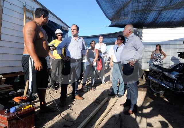 Diálogo. El mandatario de la provincia y el intendente local conversaron ayer con los vecinos / Foto: José Busiemi - Uno Santa Fe