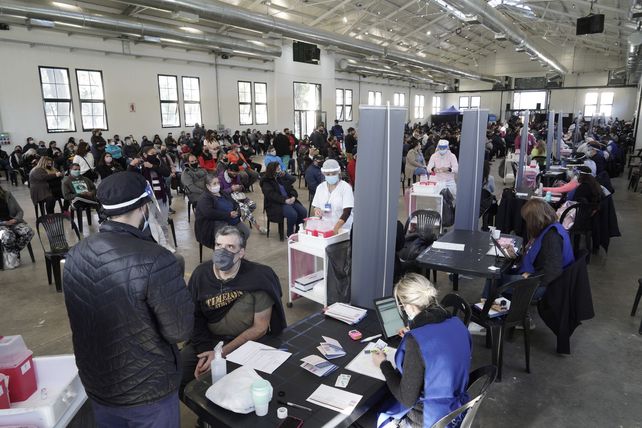 El ritmo de inoculación en el vacunatorio de la ex Rural se aceleró con la llegada de nuevas dosis.&nbsp; 