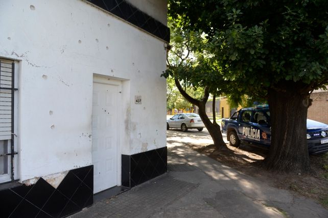 Una casa de zona sur fue blanco de medio centenar de balazos en dos ataques.