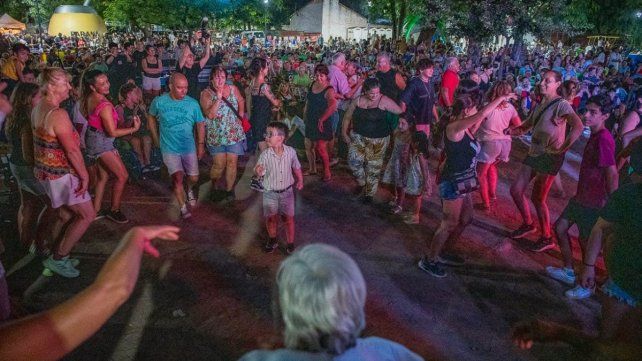 El Parque Gazzano volvió a convertirse en un espacio de encuentro multitudinario este viernes por la noche con una nueva edición del Festival Popular