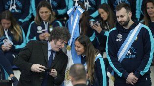 Los abanderados argentinos de los Juegos Olímpicos de París 2024 junto al presidente de la Nación, Javier Milei.