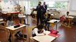 Francia prohíbe el lenguaje inclusivo en la escuela porque es un obstáculo para el aprendizaje