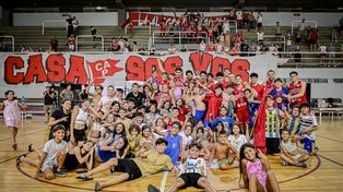 Todos querían salir en la foto. Los hinchas más chicos de Provincial posan con las jugadores (Foto: Prensa CAP - Federico Cabello).