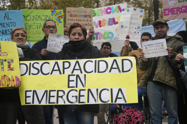 Decenas de personas se manifiestan en la plaza San Martín para reclamar por la ley de emergencia en discapacidad.
