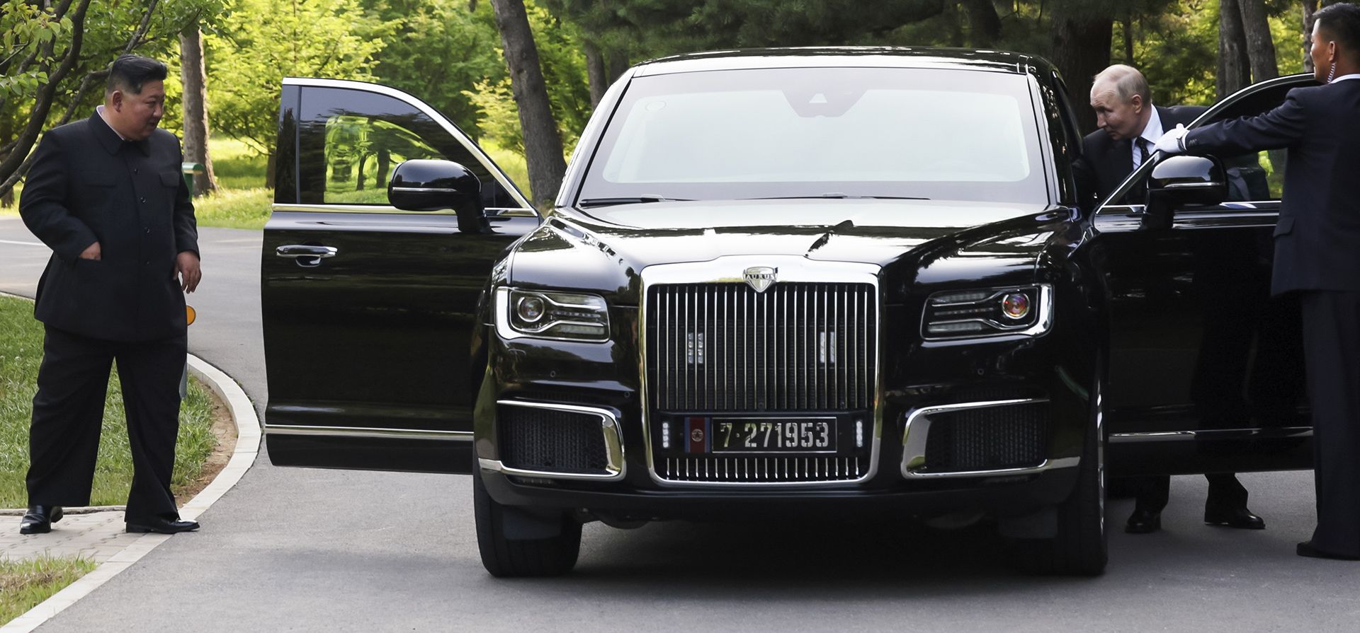 El líder de Corea del Norte, Kim Jong Un, y el presidente ruso, Vladimir Putin, se preparan para conducir una limusina rusa Aurus durante su reunión en Pyongyang, Corea del Norte, el miércoles 19 de junio de 2024. (Gavriil Grigorov, Sputnik, Kremlin Pool Photo vía AP) El líder de Corea del Norte, Kim Jong Un, y el presidente ruso, Vladimir Putin, se preparan para conducir una limusina rusa Aurus durante su reunión en Pyongyang, Corea del Norte, el miércoles 19 de junio de 2024. (Gavriil Grigorov, Sputnik, Kremlin Pool Photo vía AP)