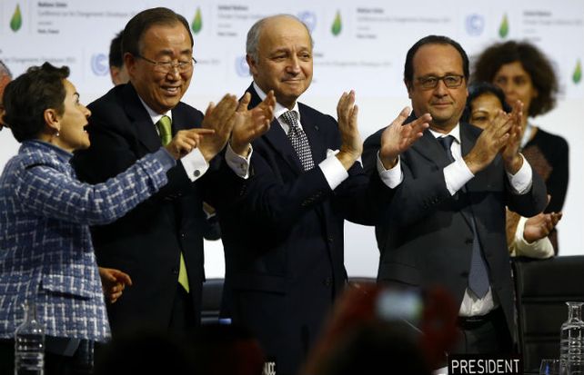Las autoridades del COP 21 festejan el acuerdo con las manos en alto. (Foto: AP)