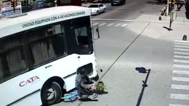 El hombre de la bicicleta quedó en el suelo y por milagro no cayó debajo del colectivo.