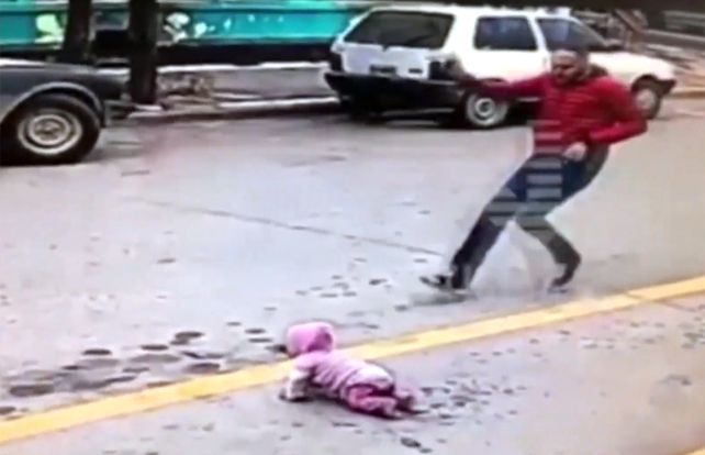 Escalofriante: el momento en que una beba es salvada por un vecino cuando intentaba cruzar la calle
