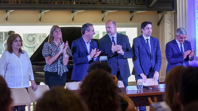 Perotti prometió acortar el cronograma de pago de los trabajadores estatales