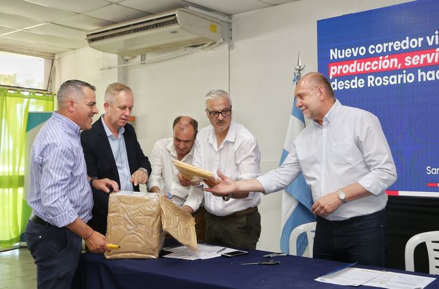Apertura de sobres. Se realizó ayer con la presencia del gobernador santafesino Omar Perotti.