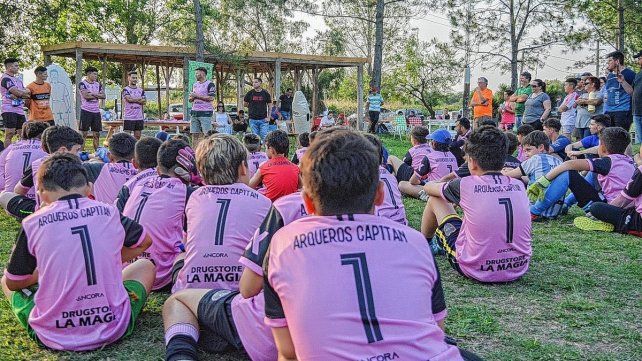 Los arqueros presentes atentos a las palabras de Sebastián Bértoli